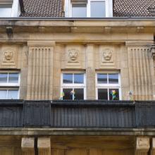 Löwenmasken über den Fenstern im zweiten Obergeschoss (Foto: D. Werner, 2020)