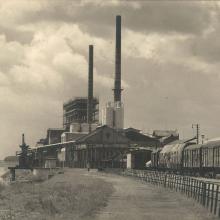 Per Bahn und Schiff wird Stroh in die Strohzellstoff-Fabrik gefahren um 1960. (Foto: Bruno Seibert /Sammlung OAG Rheindürkheim)