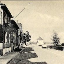 Rheinuferstraße mit Pumpenhäuschen in den 50er Jahren. (Foto: Postkarte /Sammlung Thorsten Becker)