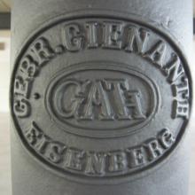 Emblem von Gienanth/Eisenberg auf einer Gußstütze im Mälzereigebäude (vgl. http://www.rhein-neckar-industriekultur.de/details.php?id=49)