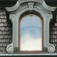 Hübner-Villa Südwest-Fassade: Gaube mit Verzierung
