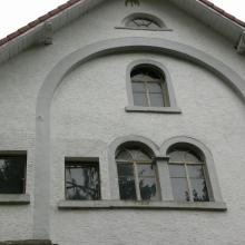 Hauptgebäude mit veränderter Fensterstruktur