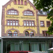 Schaugiebel-Fassade zurückgesetzt an der Bergheimer Straße