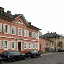 Herrenhaus, im Hintergrund das Verwaltungsgebäude
