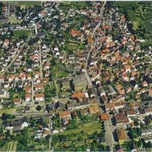 Hirschberg-Großsachsen mit dem großen Fabrik-Gebäude in zentraler Lage - Quelle: Foto-Archiv Hillen