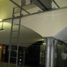 Kellergewölbe mit doppelten Stahlstützen und -trägern; die Notleiter führt zum Fenster in den Hof