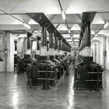 Müller an Walzenstühlen in der Mühle - 1954