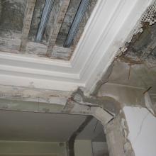 Beim Umbau freigelegt: Stuckdecke und Betonkonstruktion im Eingangsbereich