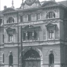 Das ursprüngliche Portal der Verwaltung. Im 1.OG sind Wohnungsvorhänge zu erkennen.  um 1935