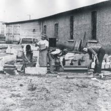 Für die Häuser im Kieslochweg stellen die Arbeiter die Betonblocks selbst her (Aufnahme 1900)  (Fotoquelle: Archiv)