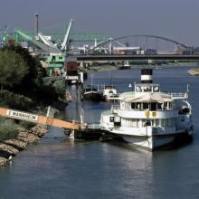 Museumsschiff mit der Jungbuschbrücke