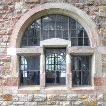 Fenster mit aufwändig gestaltetem Pfälzer Sandsteingesims (Foto Ritter)