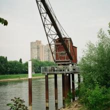 Kran der Huber Mühle am Museumsufer, im Hintergrund Neckarufer-Nord