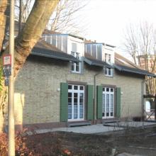 Modernisiertes Arbeiterhaus Gauben vergrößert und Balkontür im EG. (Foto Ritter 2010)