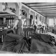 Arbeiter machen mit Stollmaschinen das Leder geschmeidig - Stadtarchiv Weinheim