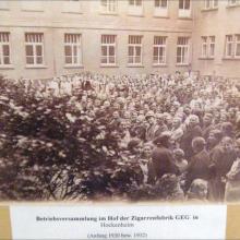 GEG-Betriebsversammlung im Innenhof Anfang der 1930er Jahre: vor allem Frauen arbeiteten hier.