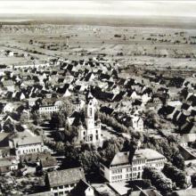 Das Luftbild zeigt die Achse von rechts vorne: Pestalozzischule, Kirche, GEG-Fabrik