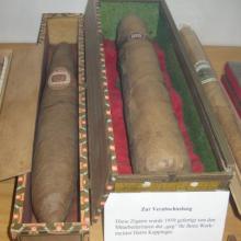 Kuriose GEG-Memorabilie: Zigarre in Salamie-Größe