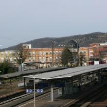 Blick von der Brücke am DB-Bahnhof: links Freudenberg, rechts ehem. Lederwerke Hirsch, davor der alte Wasserturm