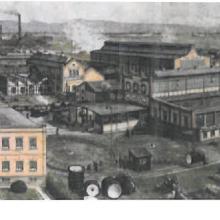 Das Verwaltungsgebäude um 1920, dahinter das Maschinenhaus und rechts davon ausgedehnte Fabrikationshallen (vergrößern!)