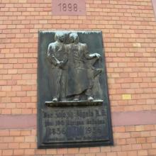Bronzeplatte zum 100-Jährigen am Verwaltungsgebäude, errichtet 1898 (Foto Ritter)
