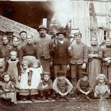 Bauerngruppe mit Kindern vor einer Badenia-Dreschmaschine um 1900  - Quelle: Stadtarchiv Weinheim