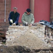 Norbert Knopp und Harald Baumann säubern Backsteine der abgetragenen Fahrzeughalle (Foto: Baumann)