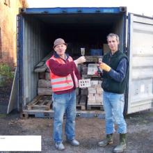 Das kleine Haus ist in Container verstaut, nach fast tausend Stunden Handarbeit - Harald Baumann und Norbert Knopp haben Grund zum Feiern (Foto: Baumann)