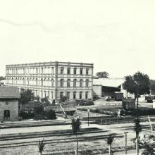 Haarwäscherei mit Güterbahnhof und Lagerhäusern von Carl Schuette um 1899 - Es gibt einen ebenerdigen Gleisüberweg nördlich des Bahnhofgebäudes. - Quelle: Stadtarchiv Weinheim
