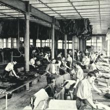 Zurichten des chagrinirten Leders - Foto von Carl Schütte um 1899 - Quelle: Stadtarchiv Weinheim