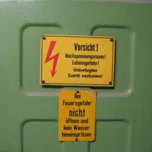 alte und neue Warnung an der Tür zum Schaltraum im Keller (Foto Ritter 2010)