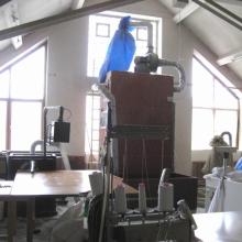 Moderne Bettbefüllmaschinen und Näherei im kleinen Produktionsgebäude (Foto: Ritter 2010)