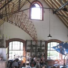 Kunstobjekte und Dachkonstruktion im großen Pumpenhaus