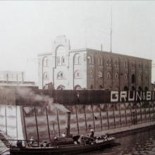 Werkstattbau und mit Eisenplatten befestigte Ufermauer um 1906 (Quelle: Drei Wurzeln...)