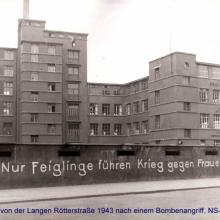 Ansicht Lange Rötterstraße von 1943, rechts der Erweiterungsbau von 1936, NS-Parole (Foto: Felina-Archiv)