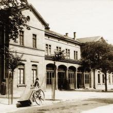 1902 : Das ehem. Vordach deckt einen mit Türen und Fenstern geschlossenenen Vorraum. - Quelle: Stadtarchiv Weinheim 9997