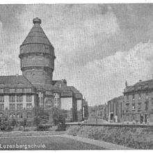 Luzenbergschule mit Umspannwerk und Wohnbebauung auf dem Platz (späte 1920er Jahre)