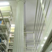 Die hohen Gusssäulen reichen in den 2. Stock der Bibiliothek, Foto: B.Ritter 2011