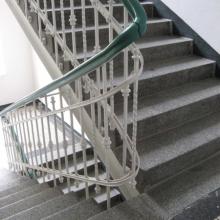 Treppe mit gründerzeitlichem Geländer und Terrazzo, Foto: B.Ritter 2011