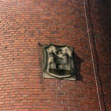 Wappen von Ladenburg über dem Eingang des Wasserturms