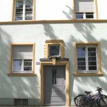 Eingangstür und Fenster nach der denkmalgerechten Modernisierung (Foto: Ritter 2011)