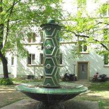 Grüner Majolika-Brunnen - leider ohne Wasser (Foto: Ritter 2011)