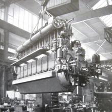 Schwerer Schiffs-Dieselmotor verlässt die Montagehalle (Quelle: Mannheim im Aufbau 1955, S. 130, Foto: Hans Bergerhausen)