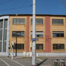 Carl-Benz-Straße mit der historischen Fassade von MWM  (Foto: Ritter, 2011)