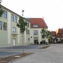 Blick vom Hauptgebäude in den Hof: rechts das Pförtnerhaus (Foto Ritter)