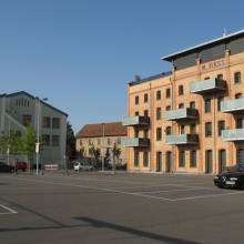 Die beiden größten Gebäude der Filzfabrik und der neue Parkplatz (Foto Ritter)