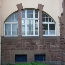 ehemaliges Übernachtungsheim, rückwärtiger Zwischenbau mit historischem Fensterelement, Foto 2011