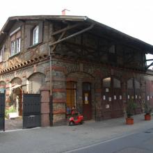 Rathausstraße 1a, ehemaliges Feuerwehrgerätehaus mit eingeschossigem Anbau für Leichenwagen (Foto: FB 61 Gladrow, um 2010)