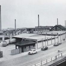 1959: Blick auf das Firmengelände von Rotta. Noch viele alte Gebäude werden genutzt, einschließlich der Schornsteine.