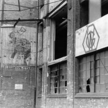 Abbruch 1992 - rechts das Fabrik-Logo in einer Wand zur Bahntrasse - links das Elefanten-Emblem der Stuhlfabrik Leinenkugel - Quelle: Stadtarchiv Weinheim 6310